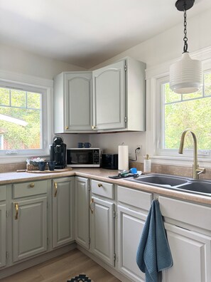 ثلاجة، ميكروويف، فرن، موقد طهي مسطح