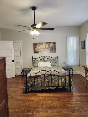 3 bedrooms, desk, iron/ironing board, free WiFi