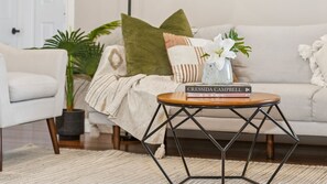 Smart-TV, Kamin, Bücher
