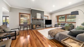 Smart TV, chimenea y libros 