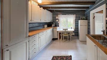 Fridge, oven, stovetop, coffee/tea maker