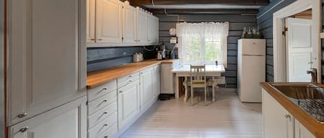 Fridge, oven, stovetop, coffee/tea maker