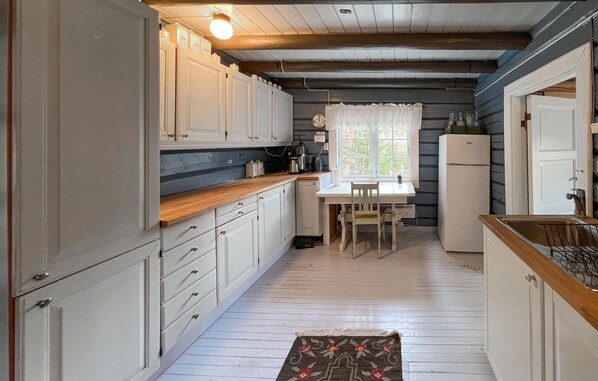 ثلاجة، فرن، موقد طهي مسطح، ماكينة لصنع القهوة/الشاي