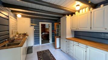 Fridge, oven, stovetop, coffee/tea maker