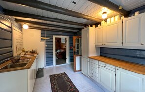 ثلاجة، فرن، موقد طهي مسطح، ماكينة لصنع القهوة/الشاي