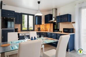 Fridge, microwave, oven, stovetop - Gîtes de France® - L'Ancre Marine (SAINT VALERY EN CAUX)