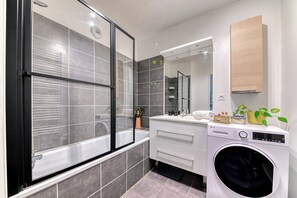 Articles de toilette (gratuits), séchoir à cheveux, serviettes fournies