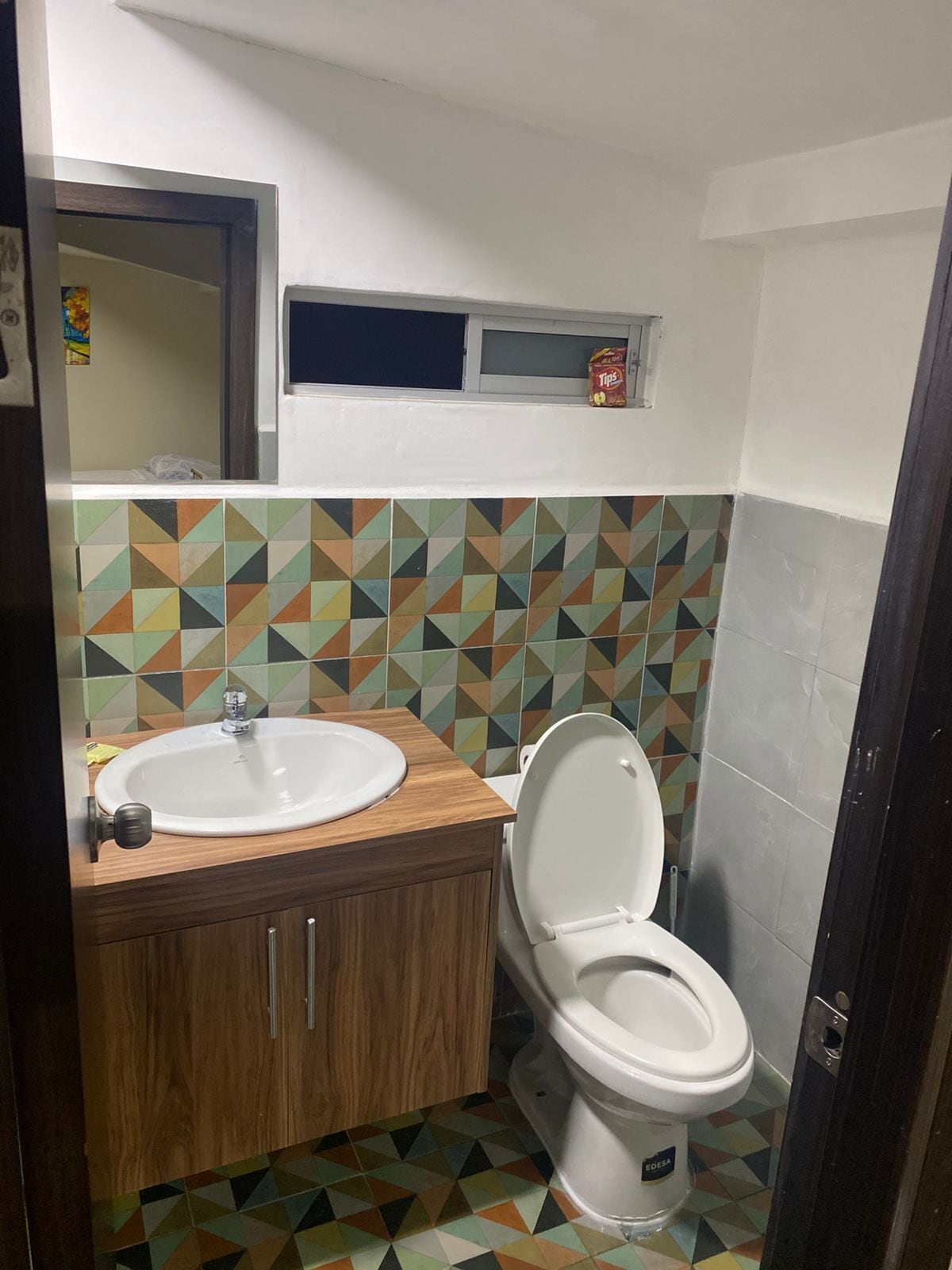 Douche, serviettes fournies, savon, papier toilette