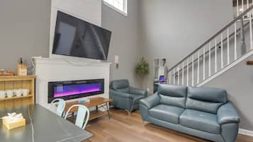 Télévision, cheminée, livres