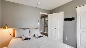 3 chambres, bureau, fer et planche Ă repasser, lit parapluie