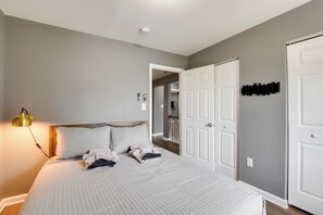 3 bedrooms, desk, iron/ironing board, travel crib