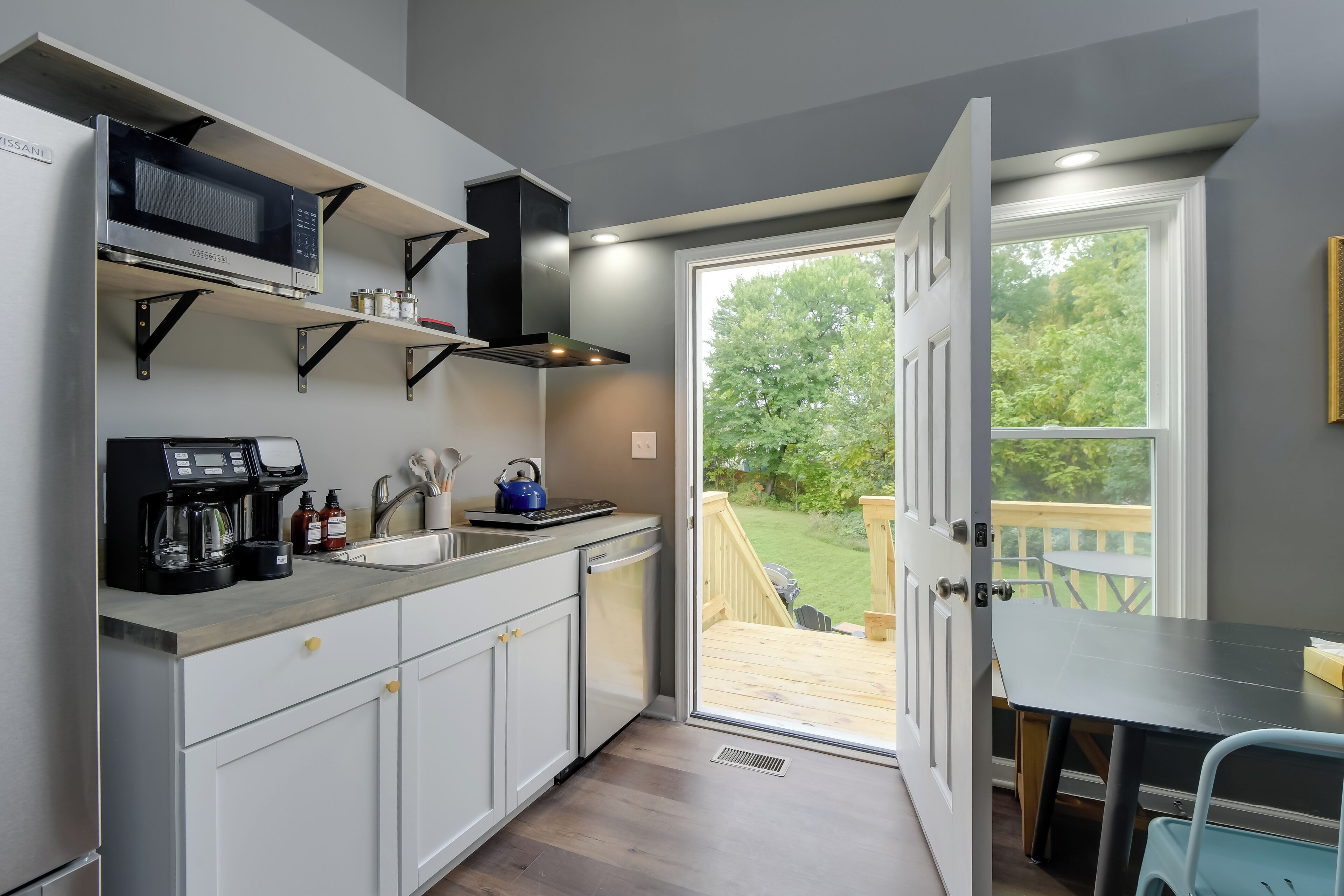 Een koelkast, een magnetron, een vaatwasser