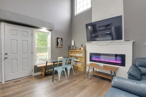 TV, fireplace, books - Work From Home: Stylish Apartment in Cheverly! (Cheverly)