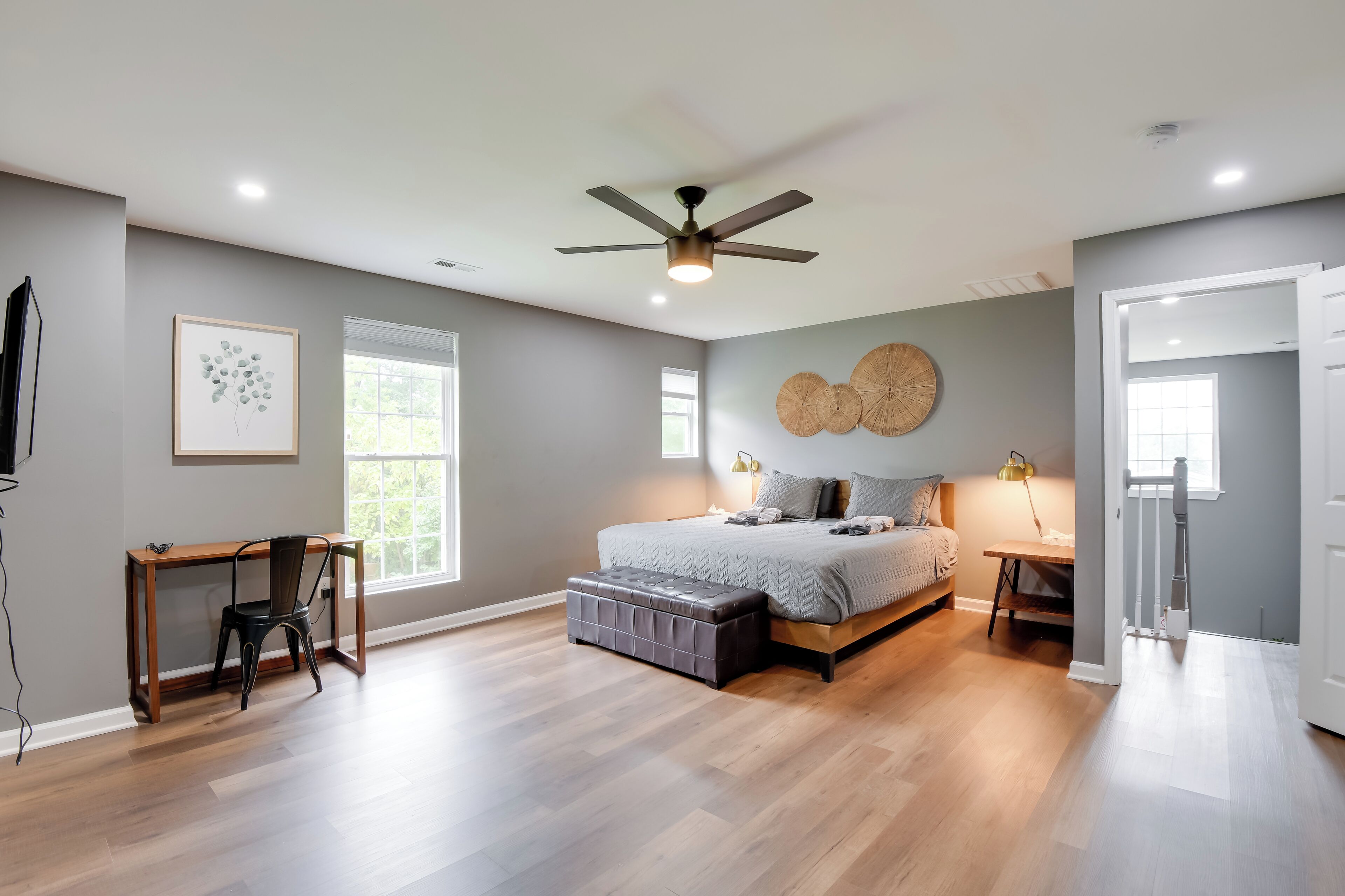 3 slaapkamers, een bureau, een strijkplank/strijkijzer, reisbedje