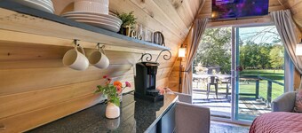 Pickwick Lake Cabin: Private Hot Tub, Shared Perks
