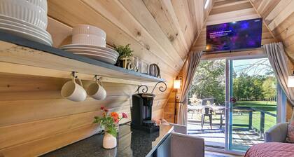 Pickwick Lake Cabin: Private Hot Tub, Shared Perks