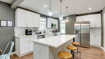 Réfrigérateur, micro-ondes, plaque de cuisson, lave-vaisselle