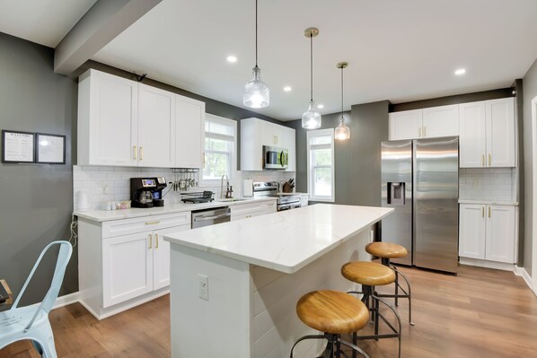 Fridge, microwave, stovetop, dishwasher