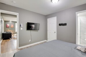 3 bedrooms, desk, iron/ironing board, internet