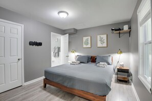 3 slaapkamers, een bureau, een strijkplank/strijkijzer, internet