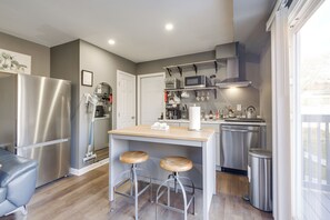 Jääkaappi, mikroaaltouuni, astianpesukone, kahvin-/teenkeitin