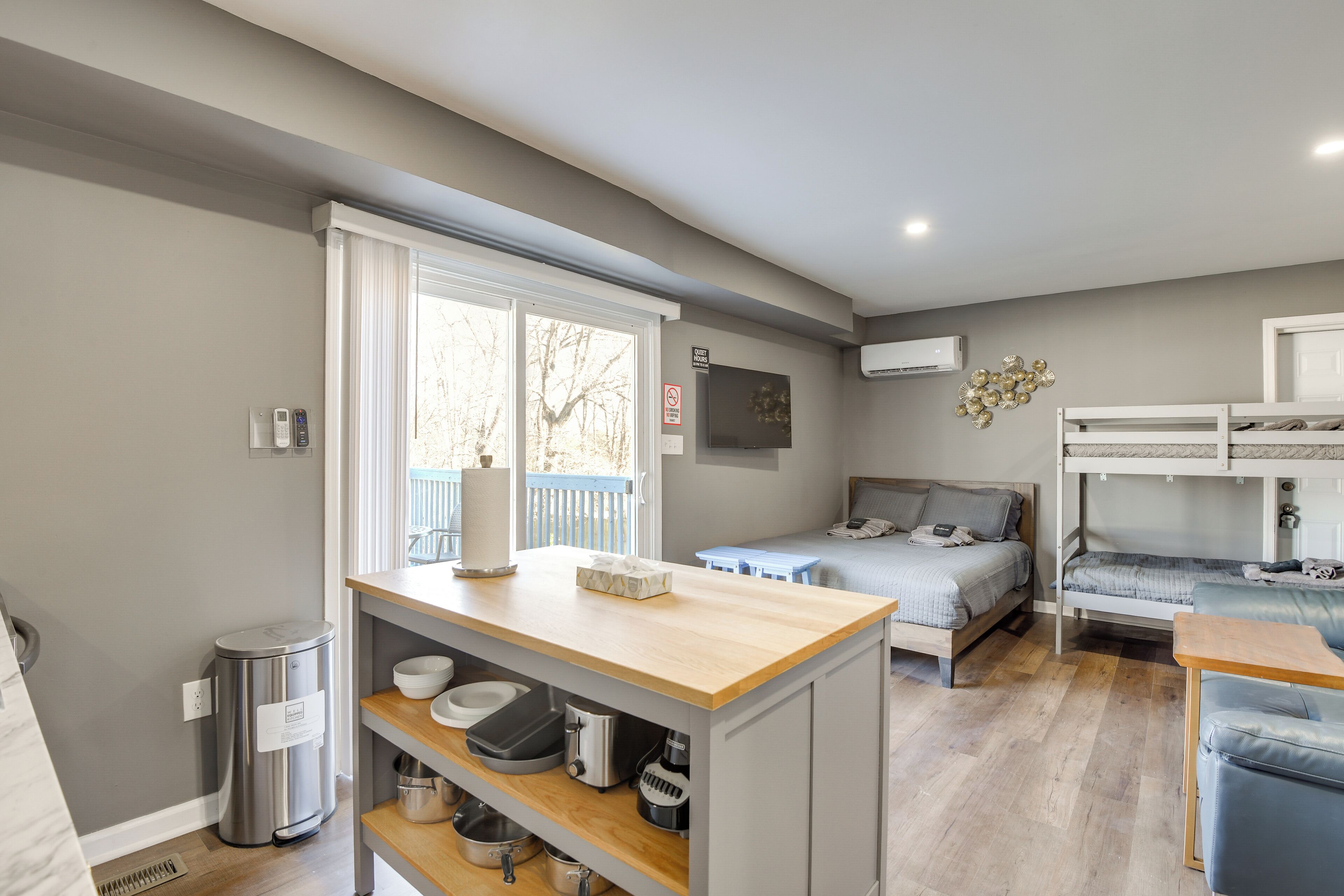 Desk, iron/ironing board, Internet, bed sheets