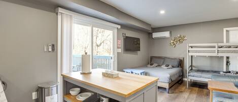 Escritorio, tabla de planchar con plancha, internet y ropa de cama