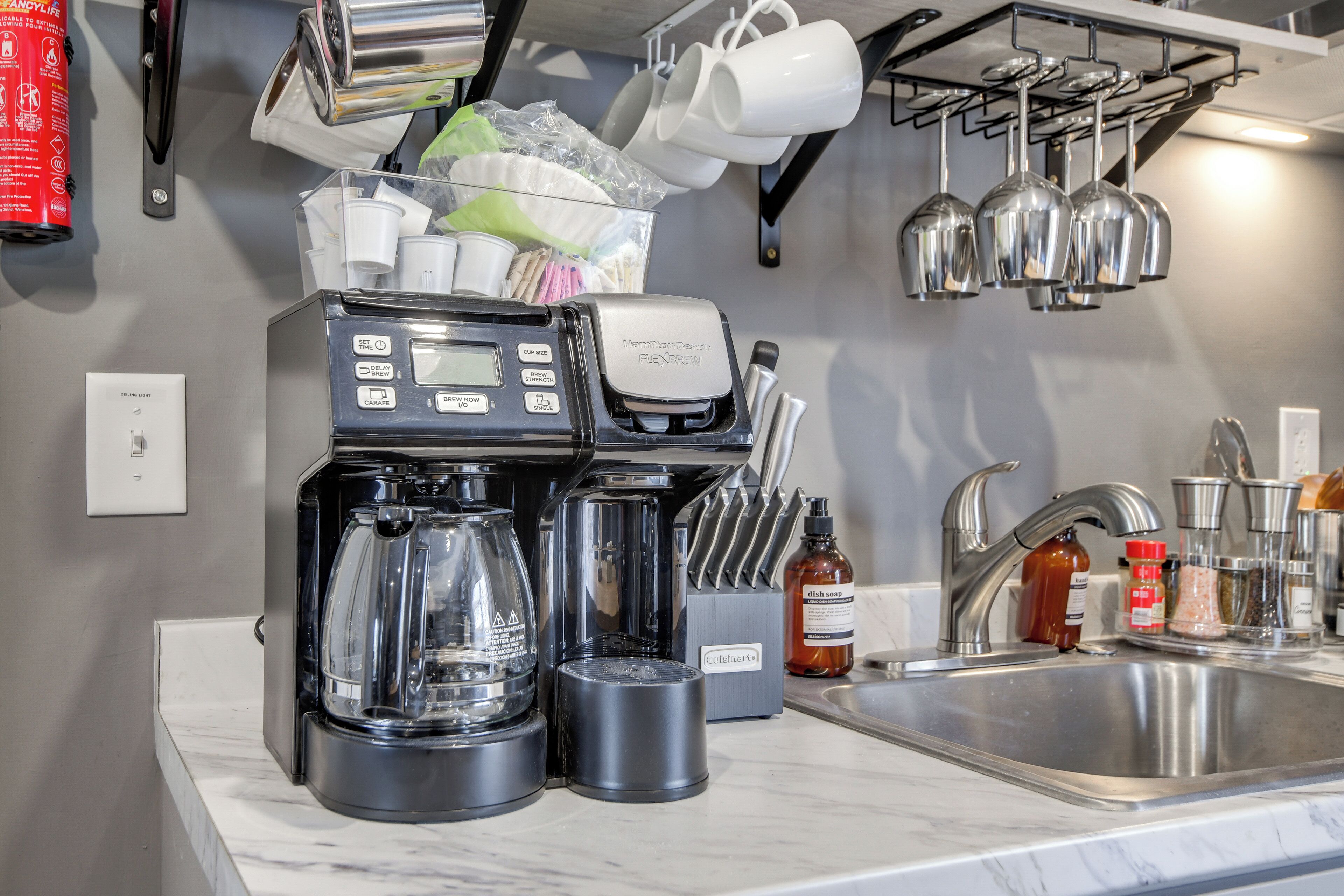 Een koelkast, een magnetron, een vaatwasser