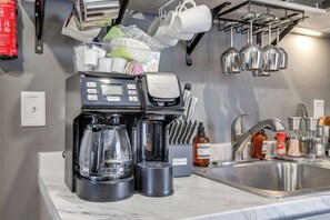 Refrigerador, microondas, lavavajillas y cafetera y tetera 