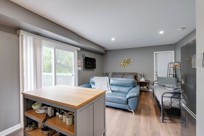 TV - Near Hospitals + Metro Access: Studio in Cheverly (Cheverly)