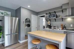 Fridge, microwave, dishwasher, coffee/tea maker - Near Hospitals + Metro Access: Studio in Cheverly (Cheverly)