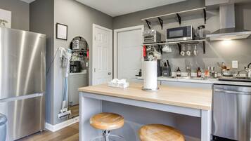 Een koelkast, een magnetron, een vaatwasser