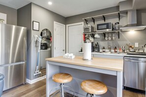 Refrigerador, microondas, lavavajillas y cafetera y tetera 