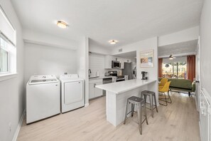 ثلاجة، ميكروويف، فرن، موقد طهي مسطح