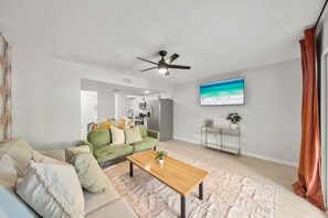 Smart TV - The Disco Dolphin – Pool + Games + Outdoor Dining + Walk to the Beach (Panama City Beach)