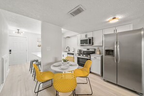 冰箱、微波炉、烤箱、炉灶