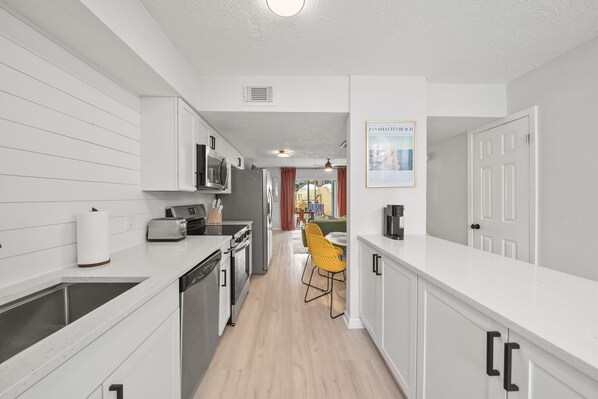 冰箱、微波炉、烤箱、炉灶