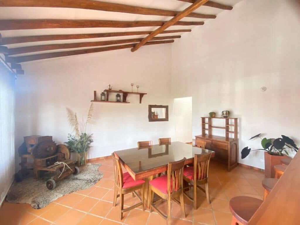 Apartemen Klasik, balkon, pemandangan kota | Restoran