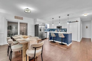 Dining - Beautiful Annapolis Home Near the Beach with a fitness room (Annapolis)