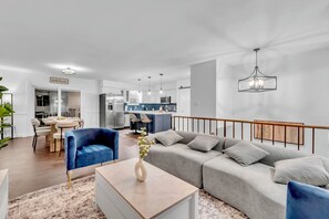 Smart TV, chimenea, libros y monitor de computadora 