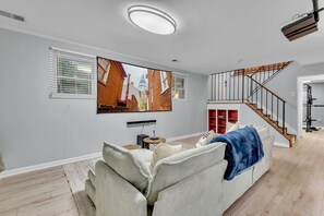 Smart TV, fireplace, books, computer monitors - Beautiful Annapolis Home Near the Beach with a fitness room (Annapolis)