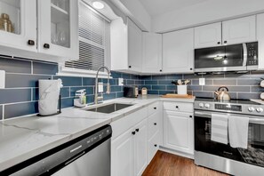 Fridge, microwave, oven, stovetop - Beautiful Annapolis Home Near the Beach with a fitness room (Annapolis)