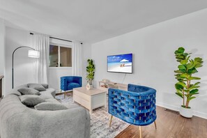 Smart-TV, Kamin, Bücher, Computerbildschirme