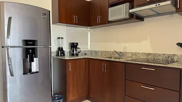 Coffee/tea maker, fridge, microwave, stovetop