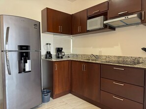 Refrigerador, microondas, parrilla de estufa y cafetera y tetera 