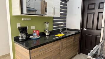 Køleskab, mikrobølgeovn, ovn, kogeplade