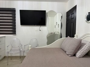 Escritorio, tabla de planchar con plancha, wifi y ropa de cama