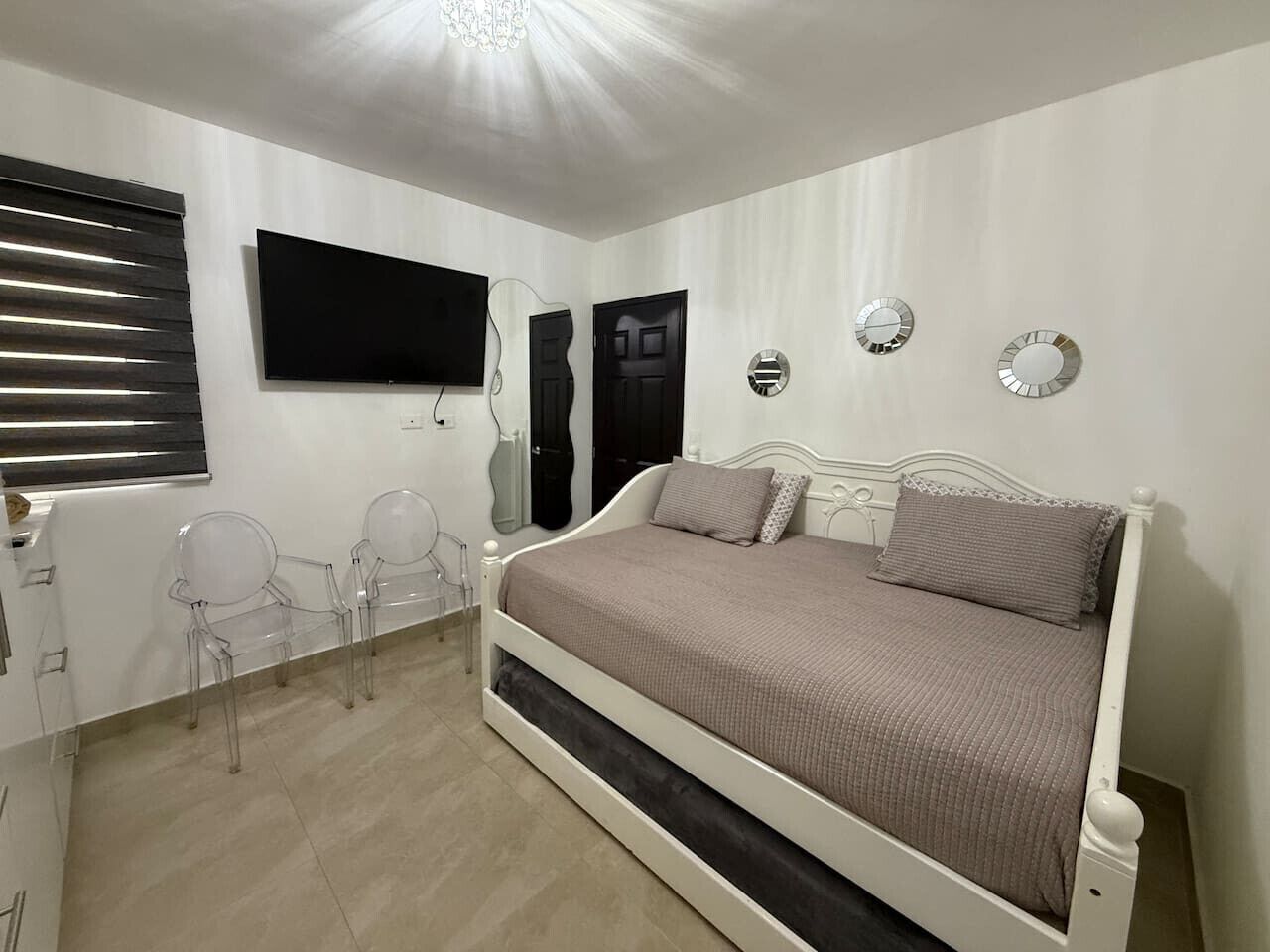 2 slaapkamers, een bureau, een strijkplank/strijkijzer, wifi