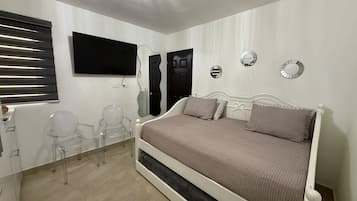 書桌、熨斗/熨衫板、Wi-Fi、床單