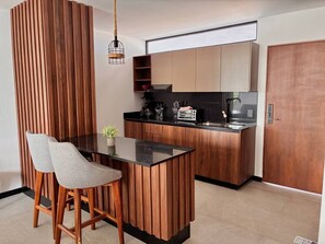 Kühlschrank, Herdplatte, Wasserkocher mit Kaffee-/Teezubehör